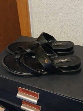 DKNY Black Leather Criss Cross Toe Loop Slide Sandals Size 7.5M Gold Logo
